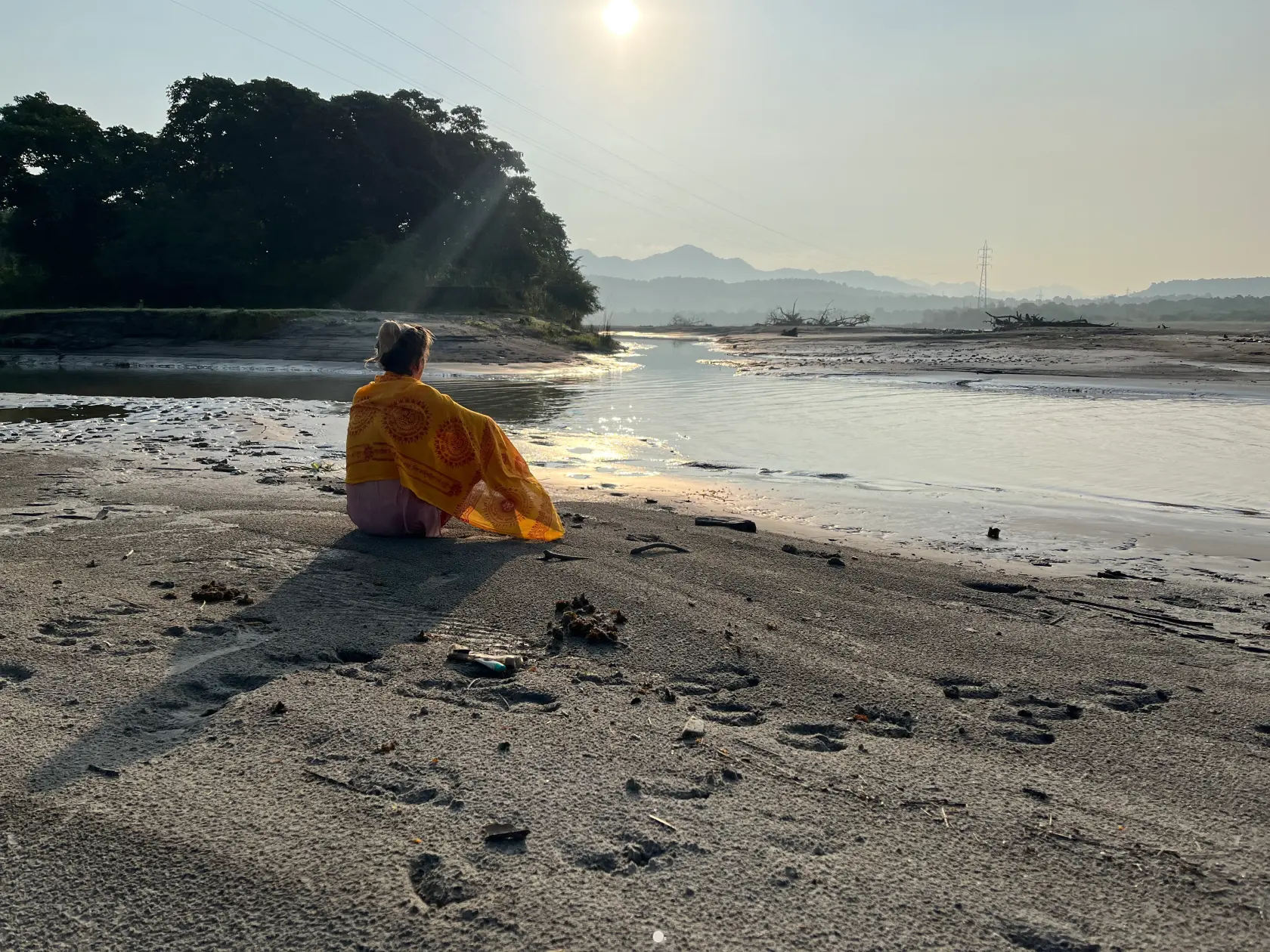 Adelina meditând în India